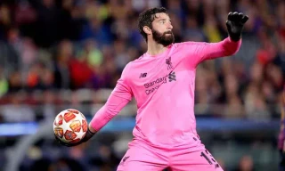 Thủ thành Alisson Becker của Liverpool.