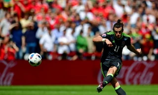 Gareth Bale ghi bàn vào lưới tuyển Anh từ chấm đá phạt. (Nguồn: Getty Images)