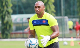 HLV thủ môn Jason Brown bất ngờ chia tay bóng đá Việt Nam.