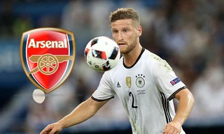 Shkodran Mustafi trên đường gia nhập Arsenal.