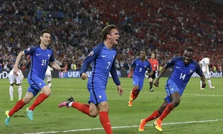 Antoine Griezmann ăn mừng bàn thắng.
