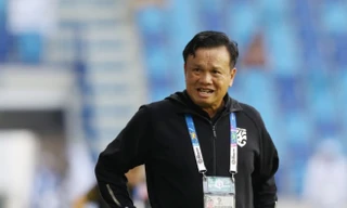 HLV Sirisak Yodyadthai của ĐT Thái Lan.