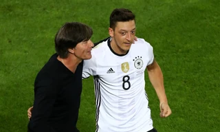 HLV Joachim Loew chia vui cùng Mesut Ozil.