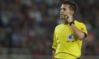 Trọng tài Carlos Del Cerro Grande thường mang lại may mắn cho Barcelona.
