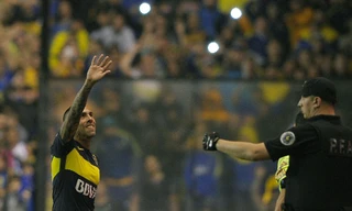 Tevez vẫy tay chào tạm biệt các CĐV Boca Juniors.