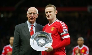 Rooney nhận kỷ niệm chương từ Sir Bobby Charlton.