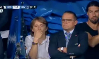 Khedira cười mỉa mai khi Real Madrid bị ghi bàn.