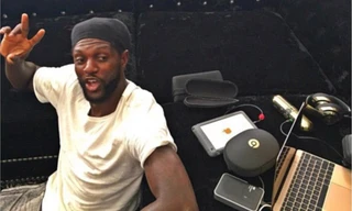 Adebayor vẫn đều đặn nhận 100.000 bảng/tuần từ Tottenham.