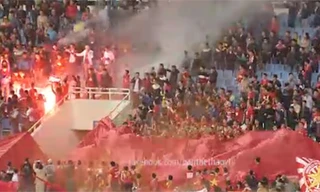 Khu vực khán đài D sân Mỹ Đình xuất hiện tình trạng đốt pháo sáng.