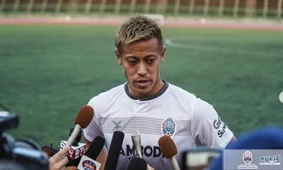HLV Keisuke Honda trên vai trò HLV trưởng ĐT Campuchia.