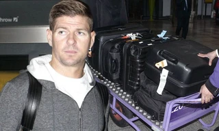 Gerrard mang hành lý trở lại Anh.