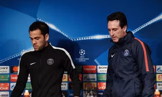 Dani Alves muốn tái hợp HLV Emery tại Arsenal.