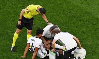 Sami Khedira dính chấn thương và đối mặt nguy cơ vắng mặt tại bán kết.