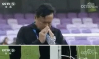 Hành động được cho là "yểm bùa" của HLV Sirisak Yodyadthai.