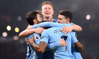 Các cầu thủ Man City bêu rếu M.U.