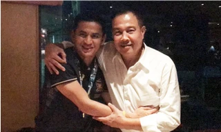 HLV Kiatisak (trái) sắp được LĐBĐ Thái Lan gia hạn.