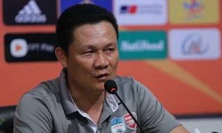 HAGL thua trận, HLV Nguyễn Quốc Tuấn đổ lỗi cho mặt sân.