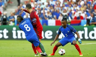 Tình huống Ronaldo bị Payet vào bóng ác ý dẫn tới chấn thương.