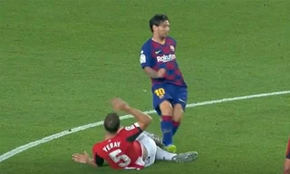 Pha vào bóng thô bạo của Messi với Yeray.