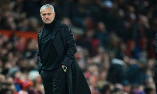 HLV Jose Mourinho bức xúc với trọng tài và công nghệ VAR.
