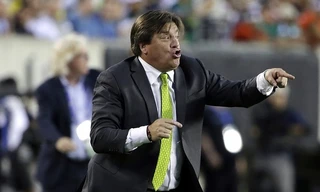 Herrera bị sa thải vì đấm phóng viên.