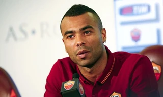 M.U xem xét chiêu mộ Ashley Cole.
