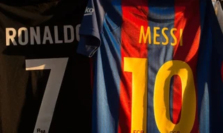 Lionel Messi và Cristiano Ronaldo tiếp tục đứng đầu về thu nhập trong giới bóng đá.