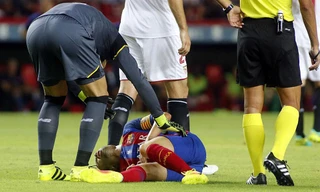 Andres Iniesta dính chấn thương trong trận đấu với Sevilla.