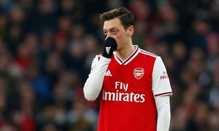 Mesut Ozil sẽ ở lại London để chăm sóc cô vợ sắp sinh.