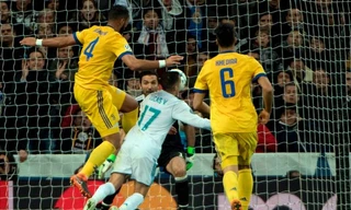 Tình huống Medhi Benatia va chạm với Lucas Vazquez trong vòng cấm Juventus.