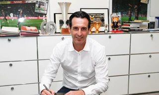 HLV Emery trong ngày ký hợp đồng với Blanc.