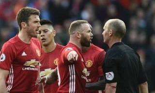 Trọng tài Mike Dean thường xuyên mang tới nỗi buồn cho M.U.