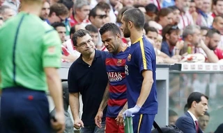 Alves sớm rời sân vì chấn thương.