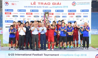U23 Việt Nam nhận Cup vô địch giải tứ hùng. Ảnh: Như Ý