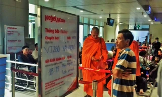 Kẹt cứng phòng chờ Sân bay Tân Sơn Nhất đêm Giao thừa 