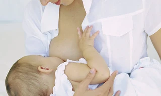 Cho trẻ uống sữa người khác có đảm bảo an toàn?