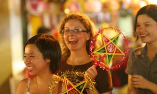 Người trẻ lên phố cổ Hà Nội tìm tết Trung thu xưa