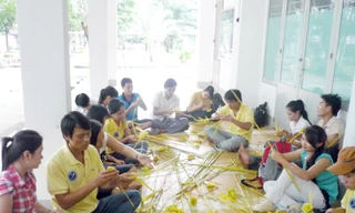 Bạn trẻ xếp lá dừa gây quỹ