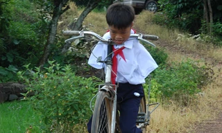 Cậu bé 'chim cánh cụt' biết ...bay