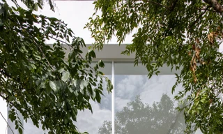 Thảnh thơi tận hưởng khí hậu nhiệt đới trong ngôi nhà màu trắng