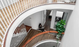 Sử dụng khoảng thông tầng và lam gỗ để nhà phố luôn thoáng mát