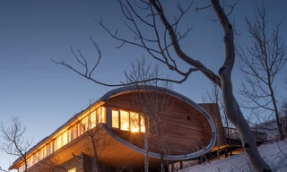 Nhà gỗ ống hình elip nổi bật trên nền tuyết trắng