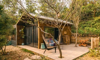 Căn nhà gỗ 30m2 lợp mái tôn cách nhiệt giản dị và đầy đủ tiện nghi