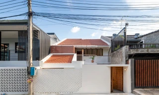 Thiết kế mái nghiêng 2 lớp giúp ngôi nhà phố có giếng trời tuyệt đẹp