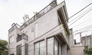 Ngôi nhà 4 tầng sử dụng giải pháp ánh sáng tự nhiên 