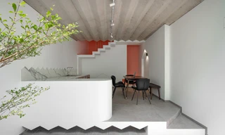 Chiêm ngưỡng ngôi nhà rộng 120m2 ôm lồng con hẻm nhỏ