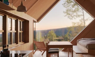 Nhà gỗ bên sườn đồi có tầm nhìn đẹp siêu thực