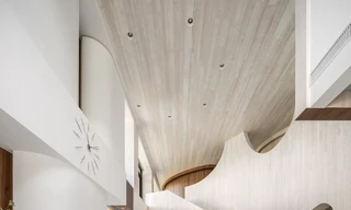 Dòng chảy mềm mại từ những đường cong của ngôi nhà