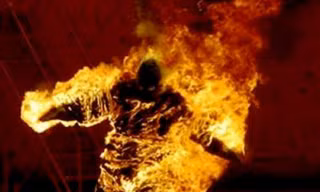 Người đàn ông tẩm xăng tự thiêu giữa đồng