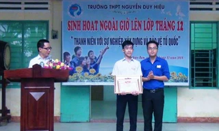 Nguyễn Tấn Hiếu nhận Bằng khen tuyên dương và học bổng sáng nay